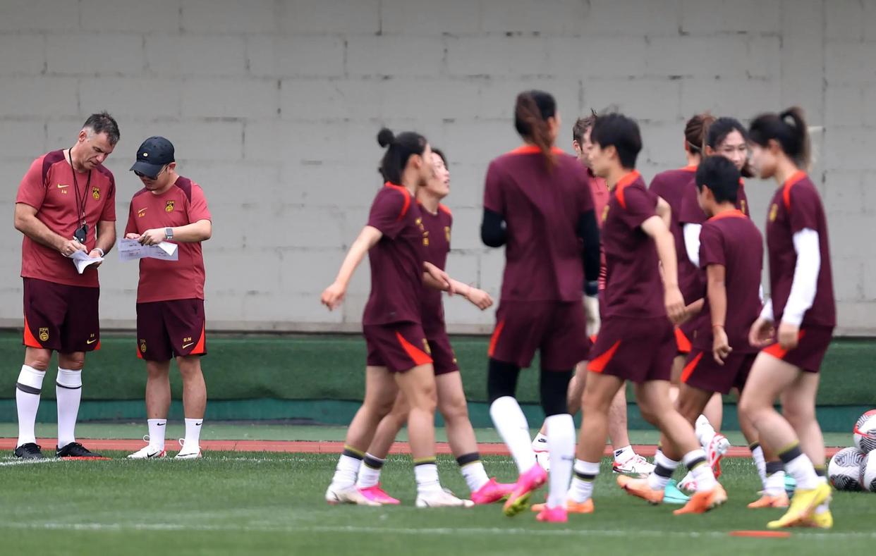 激烈角逐！国家队女子成员协力拼搏，握手言和