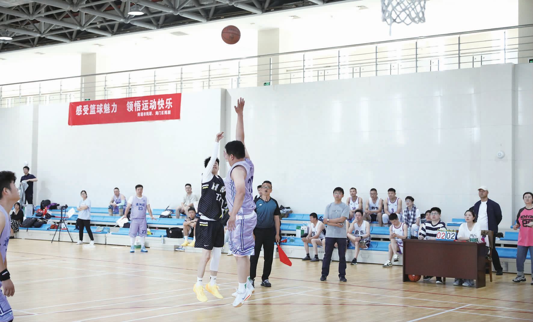 火爆篮球赛场上演绝艺，球队传奇故事不断的简单介绍