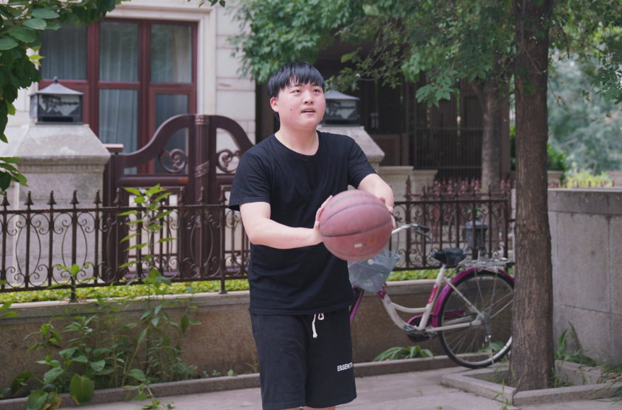  Uzi新星领先优势明显表现突出，湖人前途光明！气势如虹延续